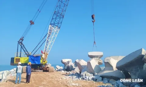 Nhộn nhịp thi công ngày đầu năm mới tại dự án cảng lớn nhất miền Trung