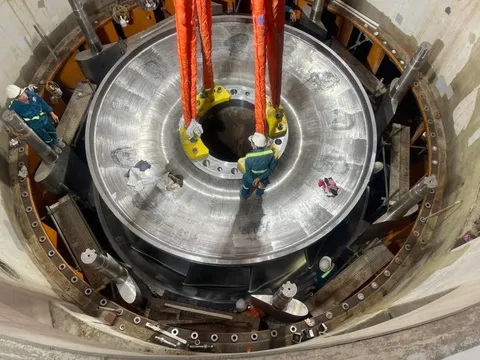 Hạ đặt thành công bánh xe công tác 110 tấn tại dự án Thuỷ điện Hoà Bình mở rộng