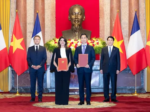 Tổng thống Pháp và Chủ tịch nước chứng kiến trao văn kiện hợp tác chuyển giao công nghệ sản xuất vắc xin giữa VNVC và Sanofi