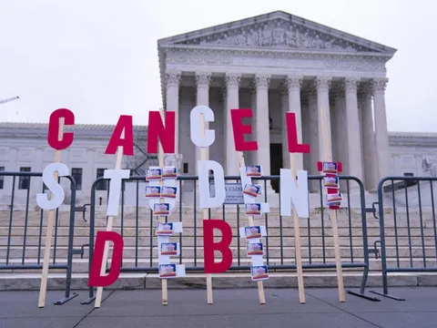 Hàng triệu người Mỹ rớt điểm tín dụng vì trễ hạn vay sinh viên