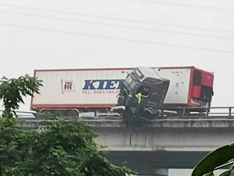 Ô tô đâm đổ lan can, cabin treo lơ lửng trên cao tốc Nội Bài – Lào Cai