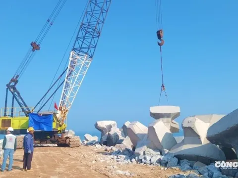 Nhộn nhịp thi công ngày đầu năm mới tại dự án cảng lớn nhất miền Trung